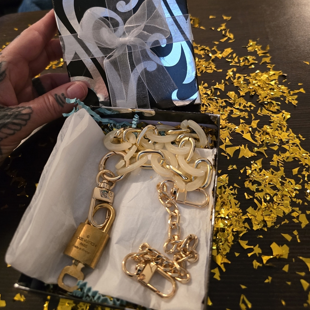 Louis Vuitton #316 LOCK + KEY Set, 2 Chains, Extra Gifts /*LV box not included